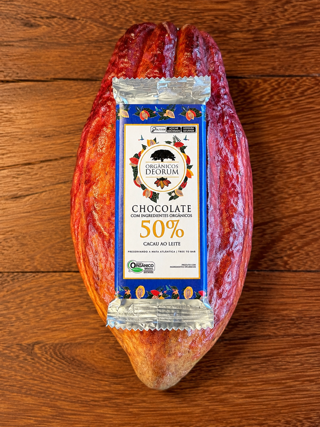 Chocolate orgânico sobre cacau maduro
